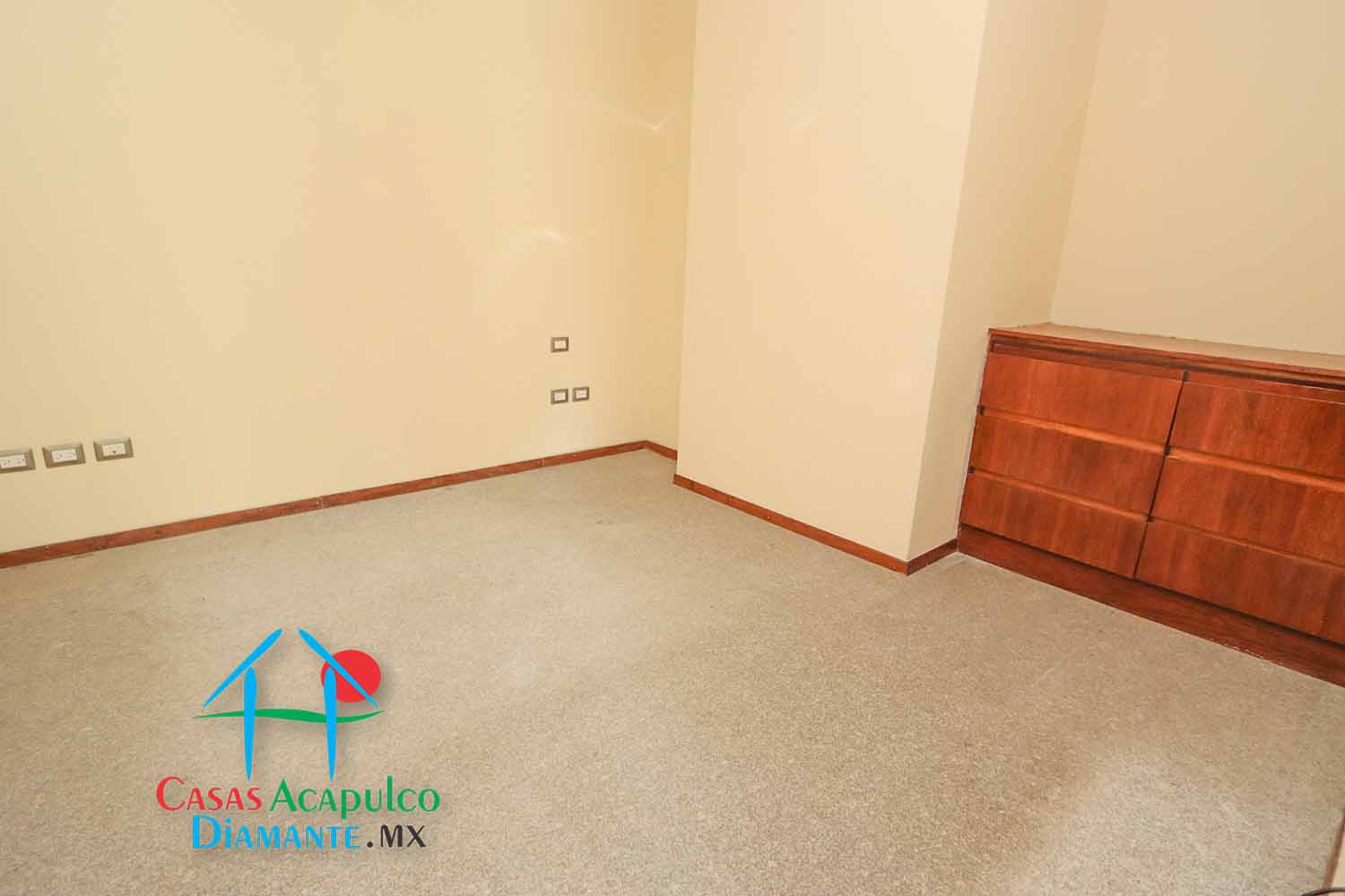 Ocean Front 106 - Recámara uno antes de Otis 1